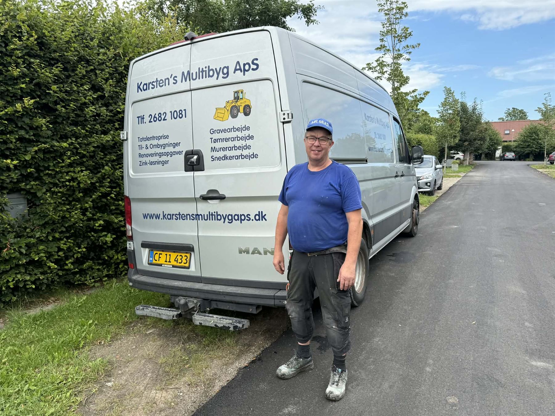 Karsten foran firmabilen