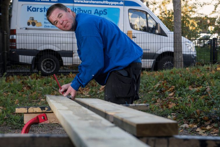 Karsten i gang med tømrerarbejde